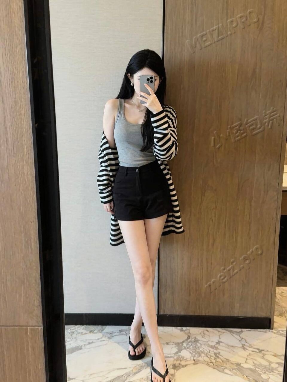 广东 深圳 23岁 170cm 53 C杯 学生 胸大水多，善解人意，能提供情绪价值，温柔，可御可甜，时间相对自由，可以配合你的节奏，感妩媚懂浪漫，贴心情绪慰藉，独立陪伴让你每一次都身心愉悦 抽烟纹身:不抽烟有纹身 SM:是 无套:否 口交:可 过夜:可 同居:可 可飞:可 价格:18 特点:胸大水多，善解人意，能提供情绪价值，温柔，可御可甜，时间相对自由，可以配合你的节奏，感妩媚懂浪漫，贴心情绪慰藉，独立陪伴让你每一次都身心愉悦