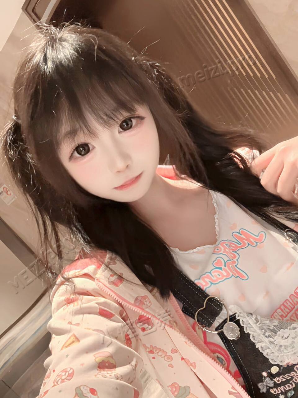 广东 深圳 19岁 160cm 100 B杯 学生 温柔腼腆初恋女友感 抽烟纹身:有 SM:是 无套:否 口交:可 过夜:可 同居:否 可飞:能，可出国 价格:11 特点:温柔腼腆初恋女友感