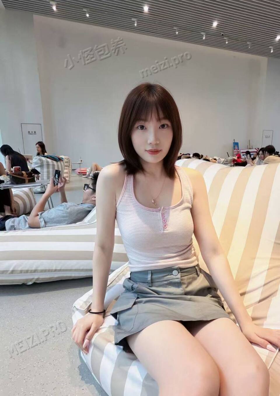 江苏 无锡 22岁 165cm 94 B杯 无 抽烟纹身:无 SM:轻度 无套:可 口交:可 过夜:可 同居:否 可飞:可 其他城市，港澳否 价格:15
