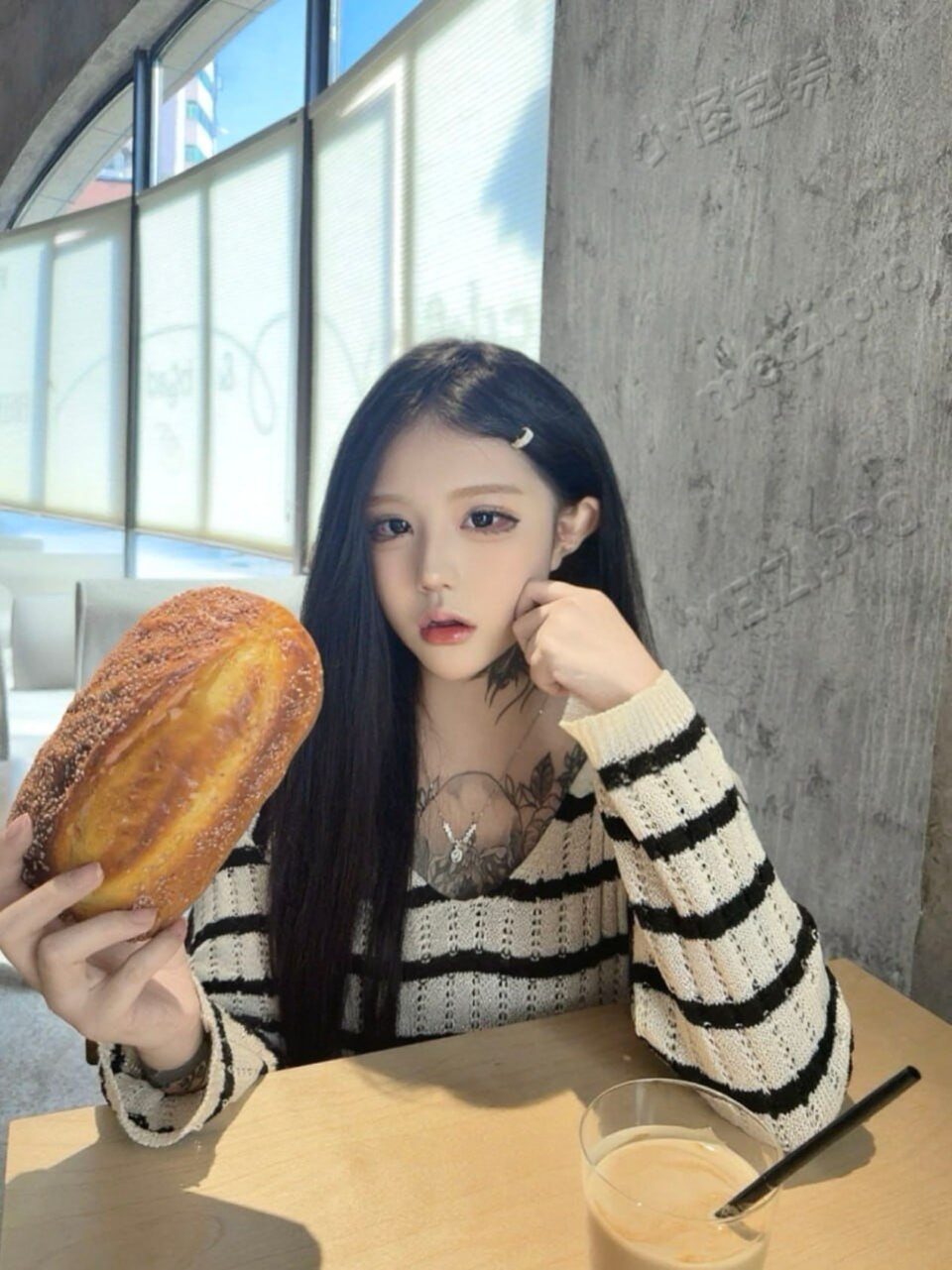 福建 福州 20岁 165cm 96 C杯 学生 提供情绪价值配合度高，小开心果 抽烟纹身:不抽烟有纹身 SM:轻微 无套:否 口交:可 过夜:可 同居:可 可飞:可 价格:12 特点:提供情绪价值配合度高，小开心果