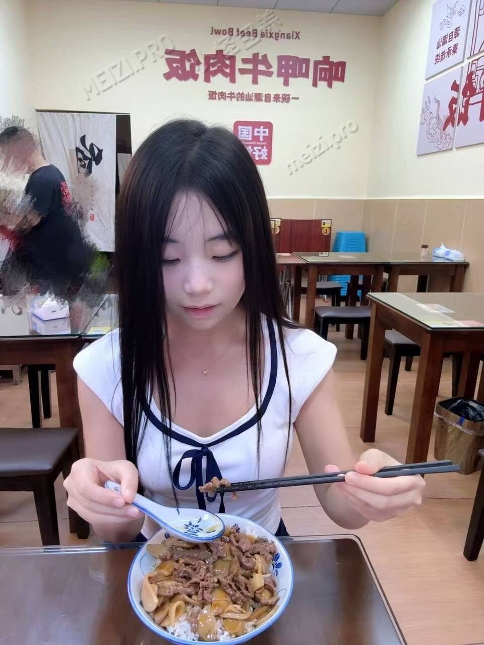 广东 惠州 19岁 160cm 93 C杯 美妆 听话 懂事 温柔 SM:否 无套:否 口交:可 过夜:可 可飞:可 价格:4 特点:听话 懂事 温柔