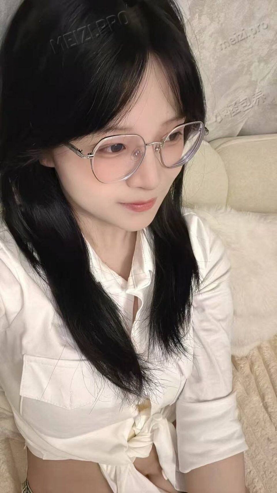 贵州 铜仁 18岁 158cm 42 B杯 学生 温柔懂事，眼含灵光楚楚动人，声音好听，小鸟依人，娇小玲珑，可盐可甜，活泼开朗，会提供情绪价值 抽烟纹身:无纹身 SM:否 无套:否 口交:可 过夜:可 同居:可 可飞:可 价格:6-12 特点:温柔懂事，眼含灵光楚楚动人，声音好听，小鸟依人，娇小玲珑，可盐可甜，活泼开朗，会提供情绪价值