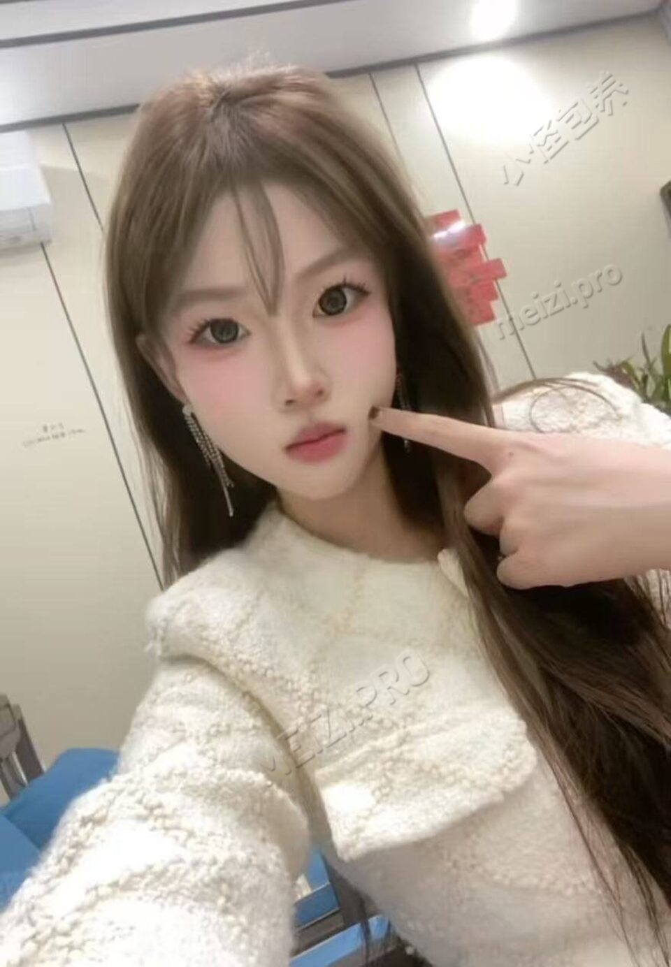 云南 瑞丽 19岁 165cm 96 C杯 唱歌 性格好 活泼 抽烟纹身:不抽烟有纹身 SM:是 无套:否 口交:可 过夜:可 同居:可 可飞:可 价格:6 特点:唱歌 性格好 活泼