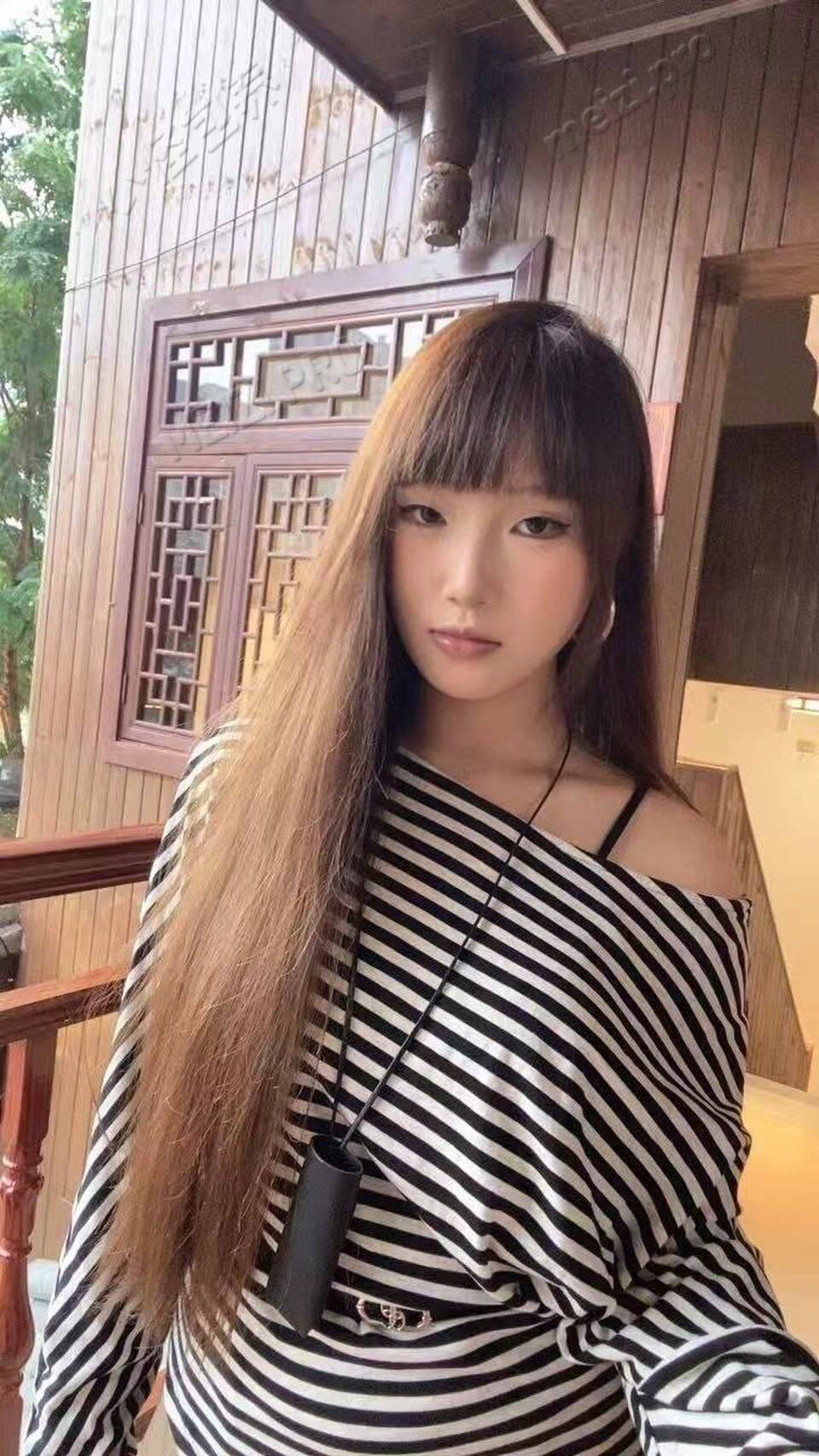贵州 遵义 19岁 162cm 100 B杯 无 听话好沟通 抽烟纹身:无纹身 SM:是 无套:否 口交:可 过夜:可 同居:可 可飞:否 价格:3 特点:听话好沟通