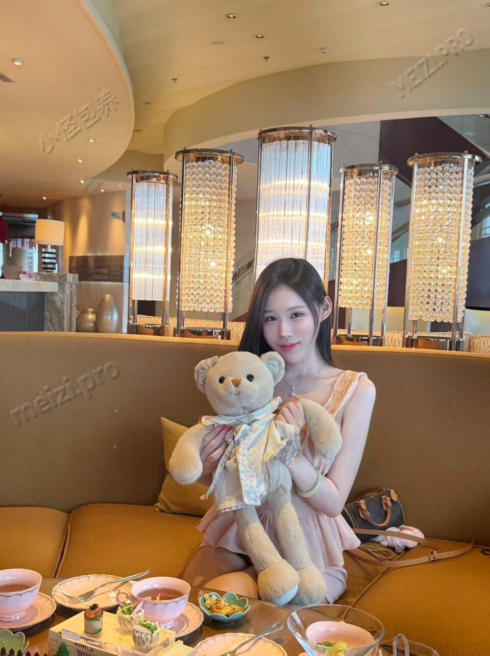 河南 郑州 23岁 165cm 94 B杯 微商 非常容易高潮 抽烟纹身:无 SM:是 无套:可 口交:可 过夜:可 同居:否 可飞:可 价格:30 特点:非常容易高潮