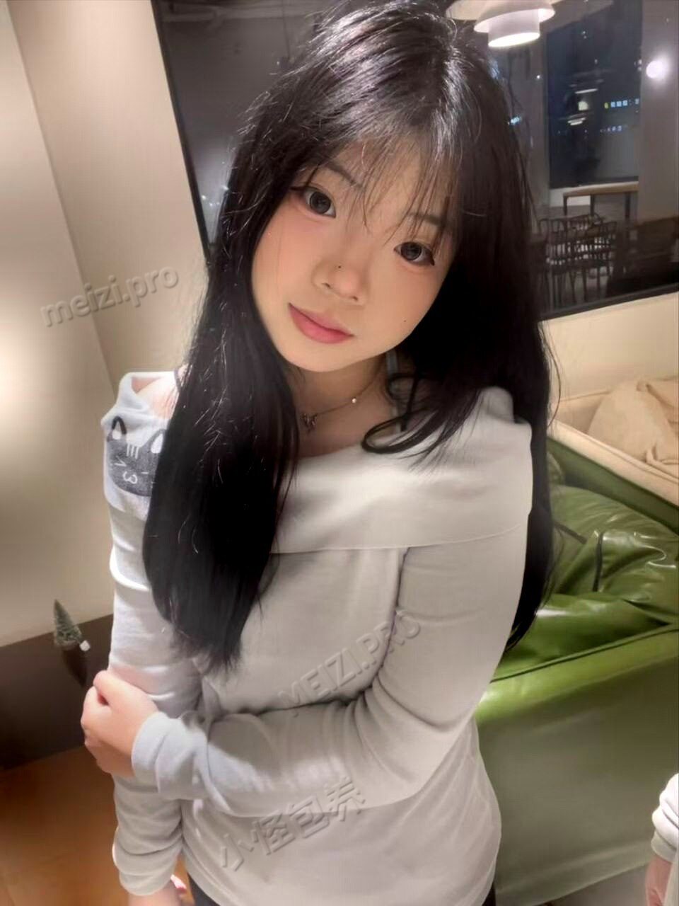 江苏 淮安 18岁 163cm 120 A杯 无 清纯可爱小，听话懂事 抽烟纹身:抽烟 SM:否 无套:可 口交:可 过夜:可 同居:可 可飞:可 价格:10 特点:清纯可爱小，听话懂事