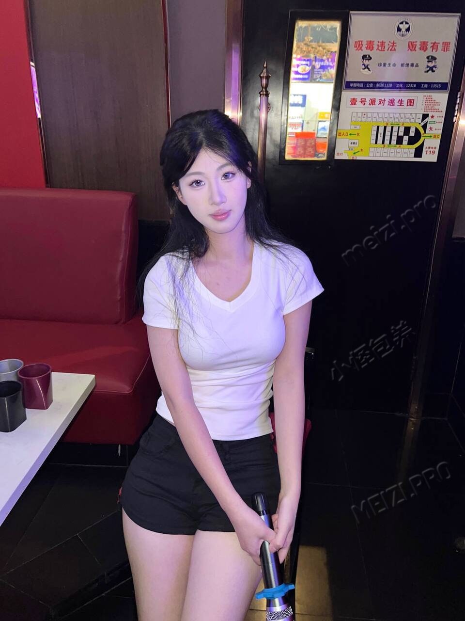 湖北 潜江 19岁 160cm 85 B杯 学生 性经历少,水多,下面紧 抽烟纹身:抽烟无纹身 SM:否 无套:否 口交:可 过夜:可 同居:否 可飞:省内 价格:4 特点:性经历少,水多,下面紧