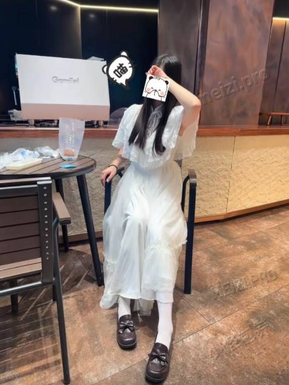 广西 桂林 18岁 170cm 110 B杯 学生 反差妹 抽烟纹身:无 SM:是 无套:否 口交:可 过夜:可 同居:可 可飞:否 价格:3 特点:反差妹