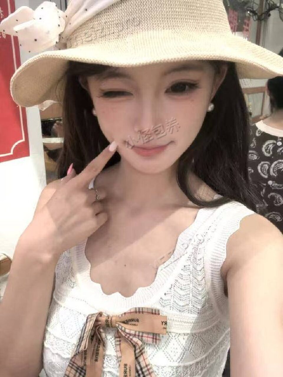 甘肃 兰州 19岁 165cm 108 B杯 学生 好像没有 抽烟纹身:无 SM:是 无套:否 口交:可 过夜:可 同居:否 可飞:可 价格:15 特点:好像没有