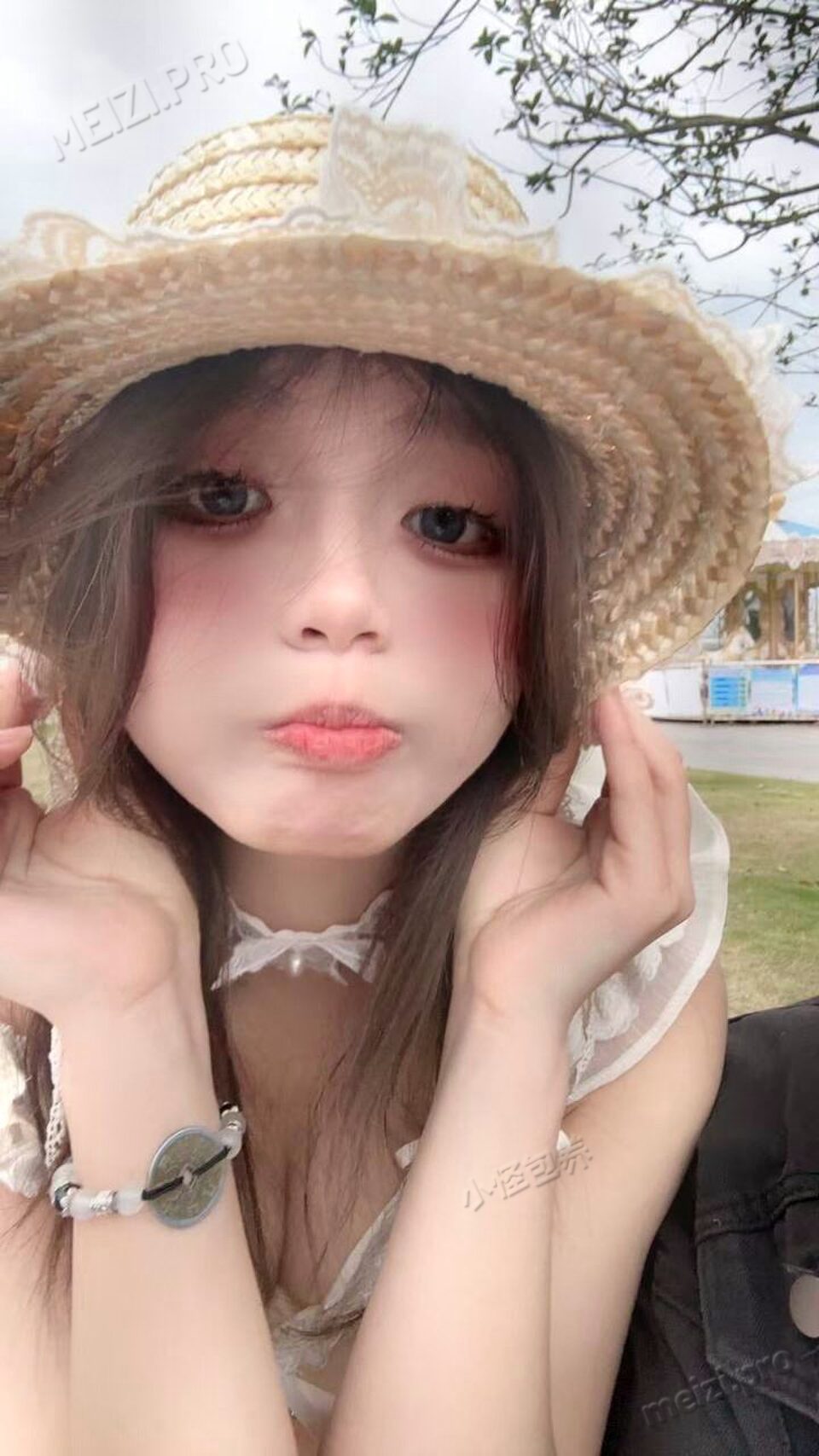 广西 南宁 18岁 158cm 96 C杯 学生 比较全面哈哈哈 抽烟纹身:无 SM:否 无套:否 口交:可 过夜:可 同居:看情况 可飞:可 价格:6 特点:比较全面哈哈哈