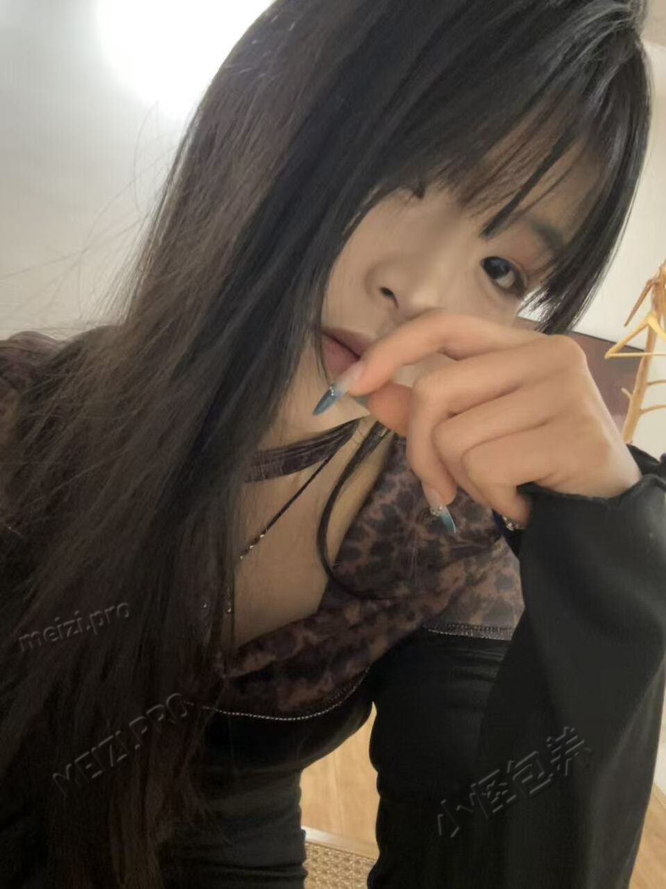 四川 成都 18岁 160cm 100 学生 什么都不会 能学 能配合 抽烟纹身:无 SM:否 无套:可 口交:否 过夜:可 同居:可 可飞:可 价格:15 特点:什么都不会 能学 能配合