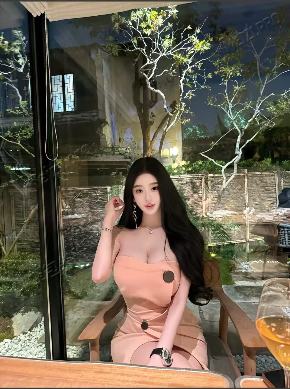 广东 深圳 25岁 175cm 98 D杯 学生 乖巧 冷白皮 天然D胸 身体是软的没有肌肉 气质型 高级感 腿长又直 前凸后翘 在读博士 可看学生证 英文流利 抽烟纹身:无 SM:是 无套:否 口交:可 过夜:可 同居:否 可飞:可 外省港澳外国 价格:15 特点:乖巧 冷白皮 天然D胸 身体是软的没有肌肉 气质型 高级感 腿长又直 前凸后翘 在读博士 可看学生证 英文流利