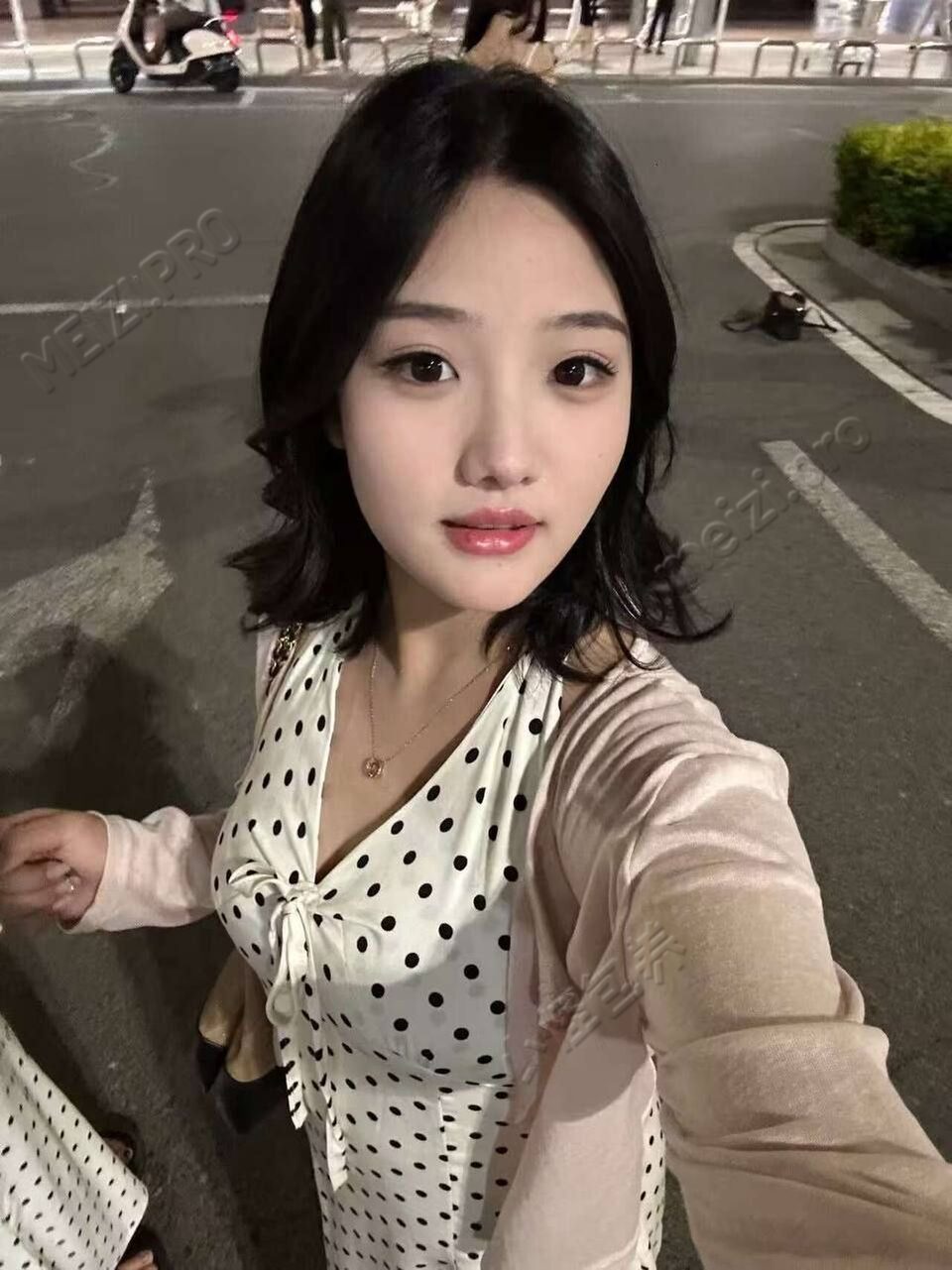广东 佛山 21岁 160cm 105 B杯 无业 听话事少,温柔,宅,可以陪伴去旅游忙的时候就自己在家 抽烟纹身:无纹身 SM:否 无套:可 口交:可 过夜:可 同居:可 可飞:能 价格:10 特点:听话事少,温柔,宅,可以陪伴去旅游忙的时候就自己在家