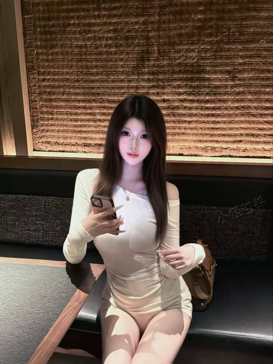 河南 郑州 21岁 173cm 115 D杯 无业 圈子小,相处起来比较容易,配合程度高情绪价值拉满 抽烟纹身:无纹身 SM:否 无套:否 口交:可 过夜:可 可飞:可 价格:5 特点:圈子小,相处起来比较容易,配合程度高情绪价值拉满