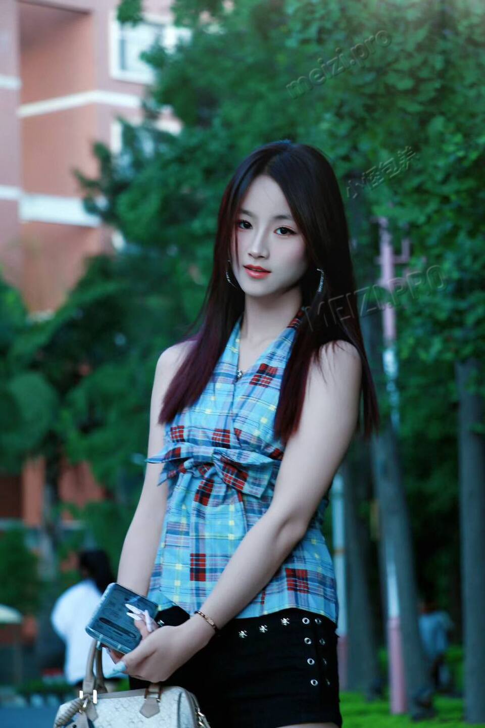 云南 昆明 21岁 158cm 40 B杯 学生 年龄小,比较紧,水多,本人很甜 抽烟纹身:无 SM:否 无套:否 口交:可 过夜:可 同居:可 可飞:可 港澳 价格:6 特点:年龄小,比较紧,水多,本人很甜