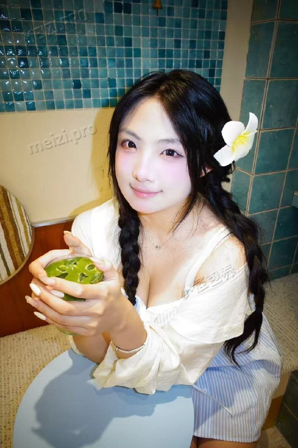 江苏 南京 20岁 175cm 120 E杯 我基本没什么防线。我的接受程度比你想象中要高很多，不管你想怎么‘欺负’我，只要是温柔的，我都能接受。比起说话，我更喜欢用身体去回应你的情绪。要过来抱抱我吗？ SM:否 无套:否 口交:可 过夜:可 同居:否 可飞:可 近的可以 价格:4 特点:我基本没什么防线。我的接受程度比你想象中要高很多，不管你想怎么‘欺负’我，只要是温柔的，我都能接受。比起说话，我更喜欢用身体去回应你的情绪。要过来抱抱我吗？