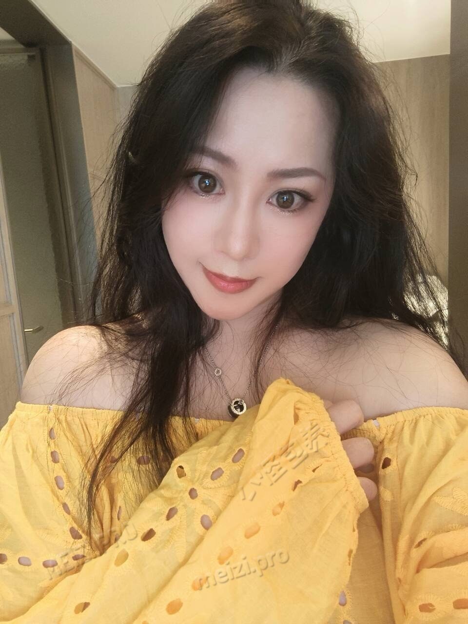 云南 红河 26岁 165cm 118 C杯 待业 性格比较开朗，易相处，胸大，稳重，有气质，情绪稳定，友善 抽烟纹身:无 SM:否 无套:可 口交:可 过夜:可 同居:否 可飞:可 外地 价格:8 特点:性格比较开朗，易相处，胸大，稳重，有气质，情绪稳定，友善