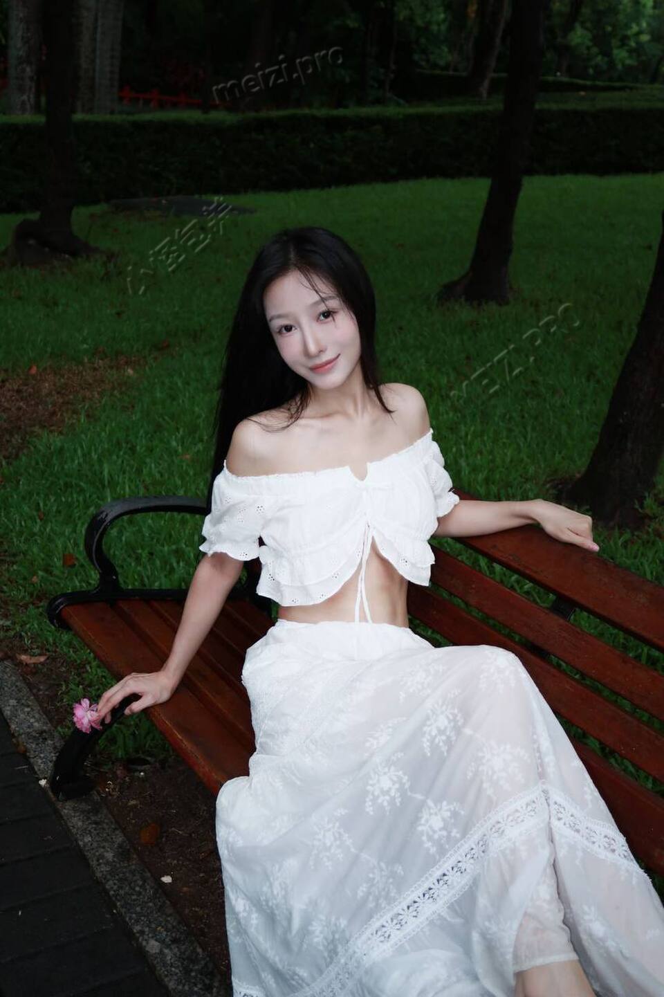 广东 东莞 24岁 161cm 84 B杯 女生 身材娇小，特别有气质，真人比照片好看，性格好相处，素质有礼貌 抽烟纹身:不抽烟无纹身 SM:否 无套:否 口交:可 过夜:可 同居:可 可飞:可 价格:15 特点:身材娇小，特别有气质，真人比照片好看，性格好相处，素质有礼貌