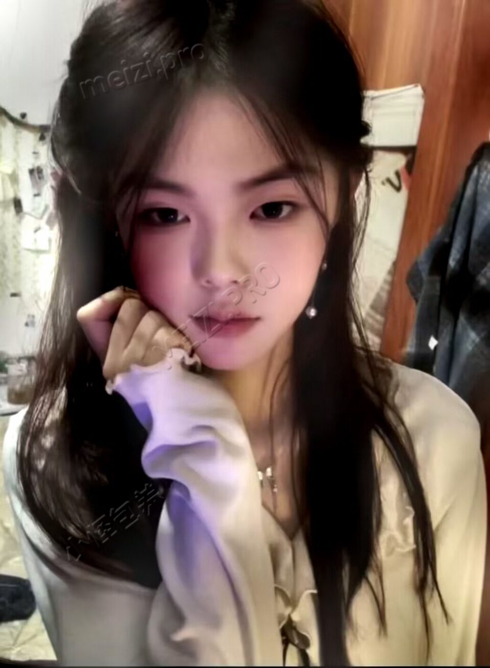 新疆 阿克苏 20岁 164cm 99 B杯 无 抽烟纹身:无 SM:否 无套:可 口交:否 过夜:可 同居:看情况 可飞:否 价格:2