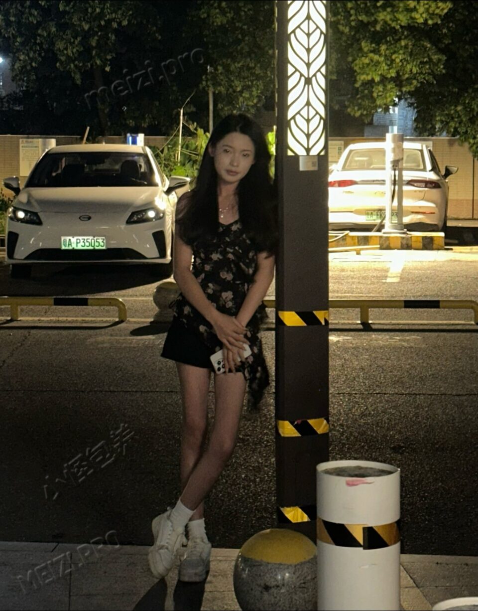 广东 广州 22岁 160cm 82 A杯 人事 不知道 抽烟纹身:有抽烟无纹身 SM:否 无套:否 口交:可 过夜:否 同居:否 价格:6 特点:不知道