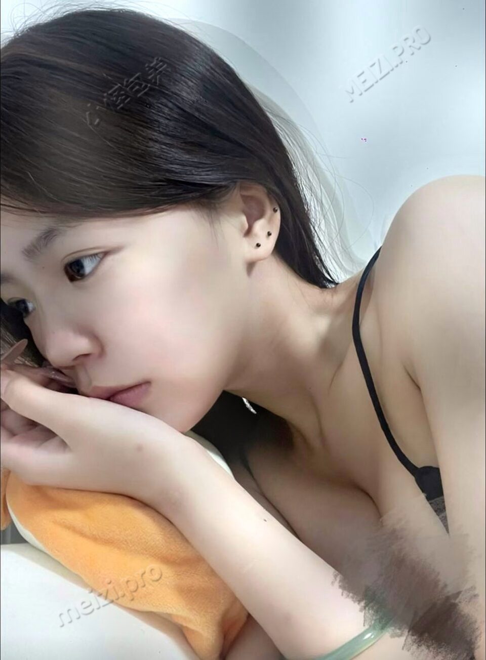 湖南 衡山 19岁 168cm 93 C杯 化妆师 年龄小 抽烟纹身:抽烟有纹身 SM:否 无套:否 口交:否 过夜:可 同居:看情况 可飞:看情况 价格:10 特点:年龄小