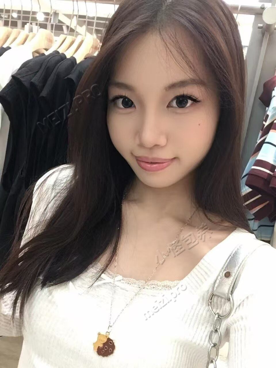 广东 珠海 22岁 156cm 48 B杯 护士 明媚动人，知书达理，声若珠玉，步步生莲，芳菲妩媚，待解锁无限乐趣 抽烟纹身:无 SM:是 无套:可 口交:可 过夜:可 同居:否 可飞:否 价格:2 特点:明媚动人，知书达理，声若珠玉，步步生莲，芳菲妩媚，待解锁无限乐趣