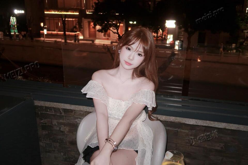 广东 广州 21岁 168cm 50 D杯 学生 听话懂事 抽烟纹身:无 SM:是 无套:否 口交:可 过夜:可 可飞:可 港澳 价格:21 特点:听话懂事