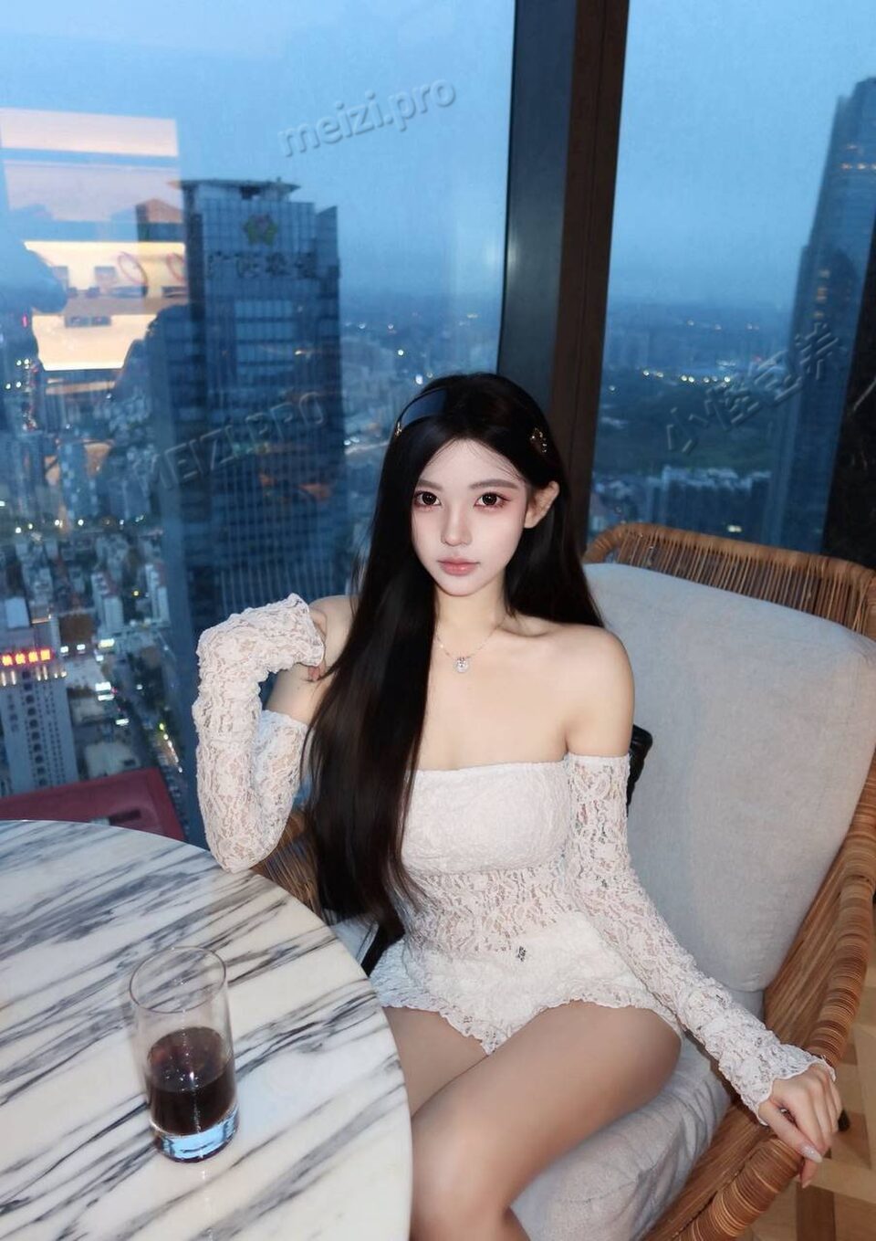广东 广州 22岁 166cm 100 D杯 学生 性格好，身材好，唱歌好听，会聊天，提供情绪价值 抽烟纹身:无抽烟 有小面积纹身 SM:否 无套:否 口交:可 过夜:可 同居:否 可飞:可 价格:15 特点:性格好，身材好，唱歌好听，会聊天，提供情绪价值