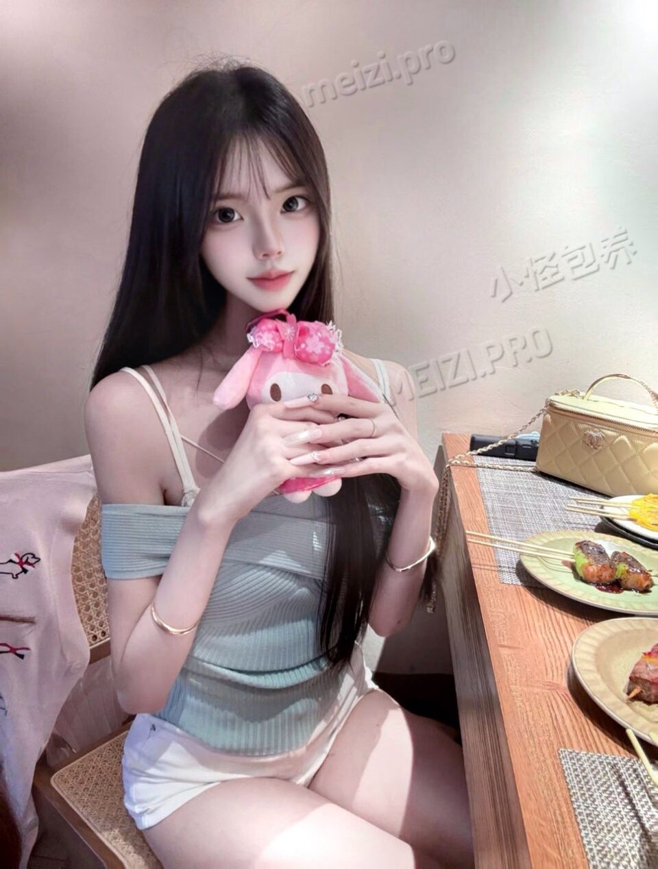 广东 深圳 19岁 168cm 88 B杯 学生 双商在线 情绪价值足 白小纯 比例好 会潜水 本人比照片好看 素颜抗打 风格百变 抽烟纹身:无 SM:否 无套:否 口交:可 过夜:可 同居:否 可飞:可 其他城市 港澳 价格:20 特点:双商在线 情绪价值足 白小纯 比例好 会潜水 本人比照片好看 素颜抗打 风格百变