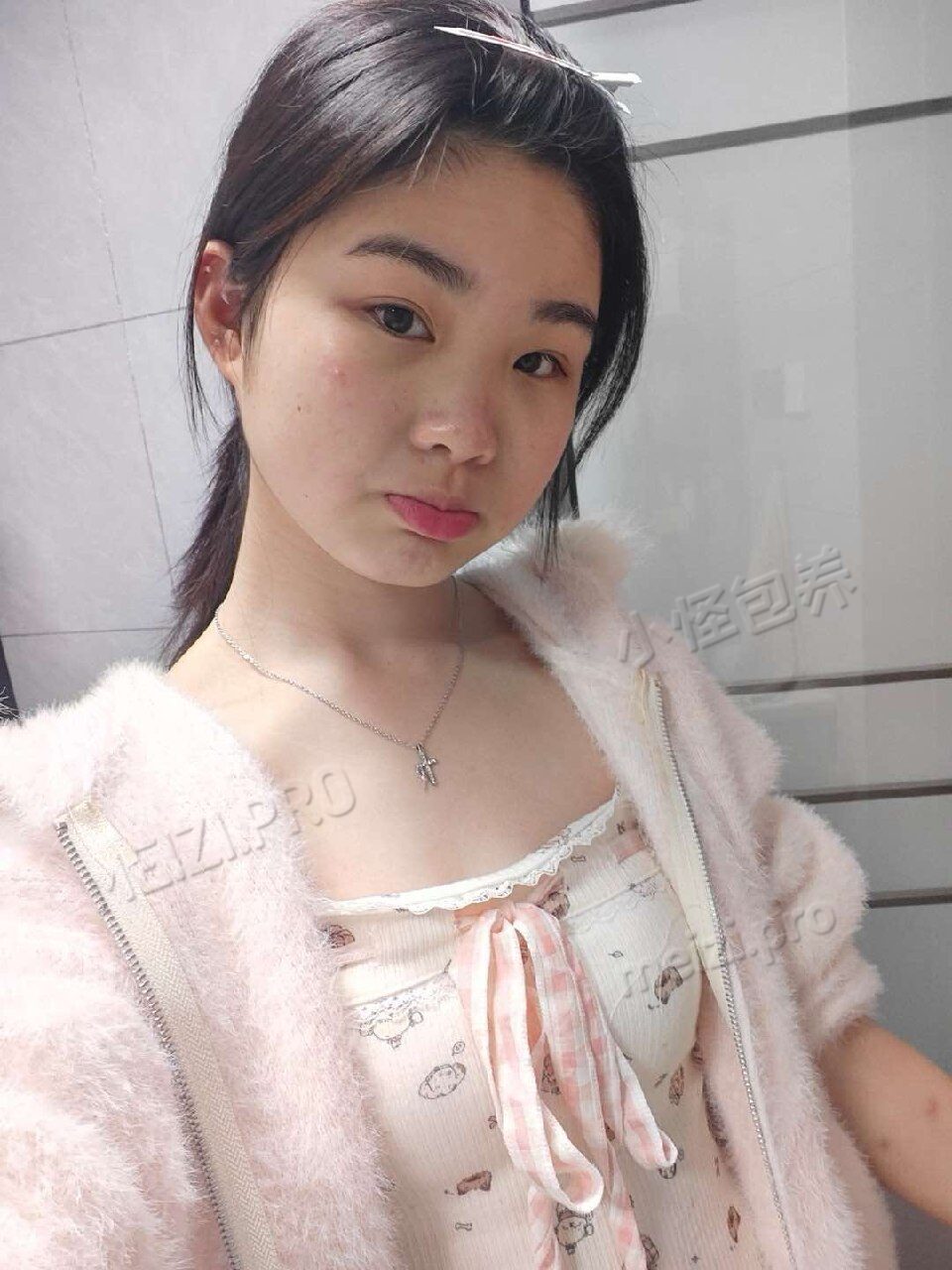 湖南 常德 19岁 163cm 96 B杯 服务员 身材比例还可以 听话懂事成熟但是偶尔也很粘人 抽烟纹身:有抽烟有纹身 SM:否 无套:否 口交:可 过夜:否 同居:可 可飞:不可 价格:10 特点:身材比例还可以 听话懂事成熟但是偶尔也很粘人