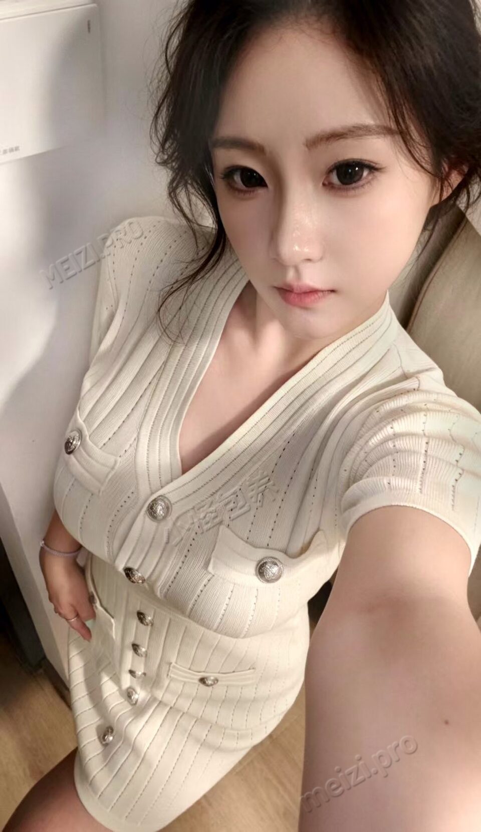 山东 淄博 19岁 160cm 49 C杯 学生 听话 抽烟纹身:无 SM:中 无套:否 口交:可 过夜:可 同居:否 可飞:能,其他城市不去港澳 价格:3 特点:听话