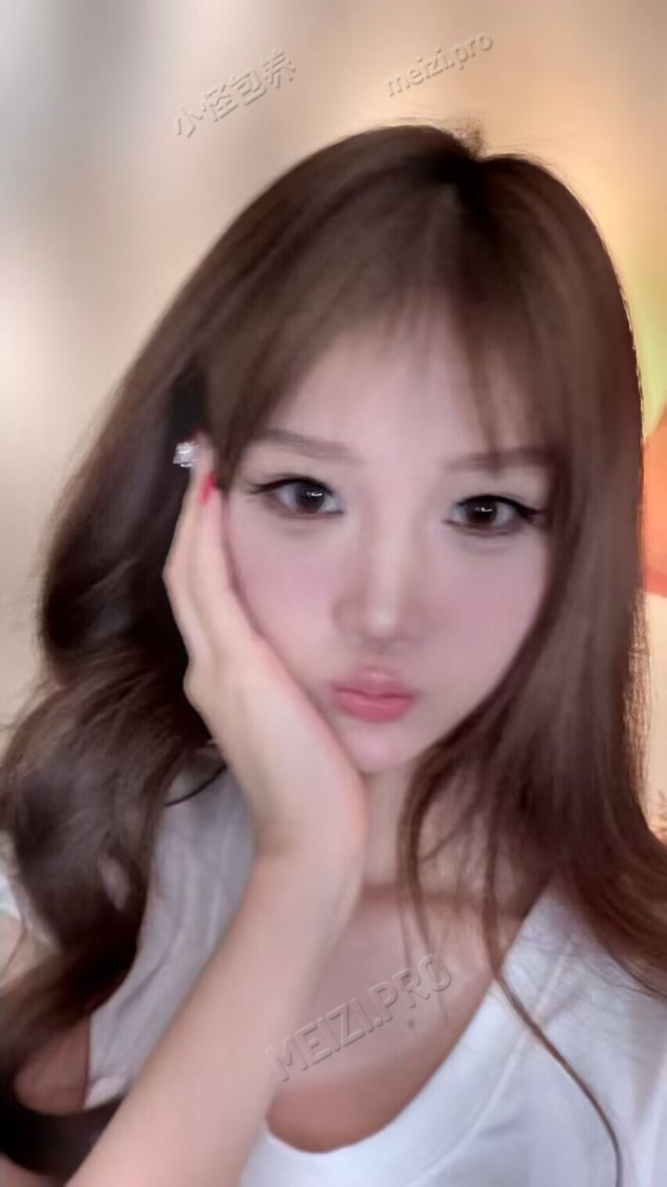 广东 深圳 18岁 165cm 88 B杯 美甲师 没有 抽烟纹身:无抽烟有纹身 SM:否 无套:否 口交:可 过夜:否 同居:否 可飞:不 价格:15 特点:没有