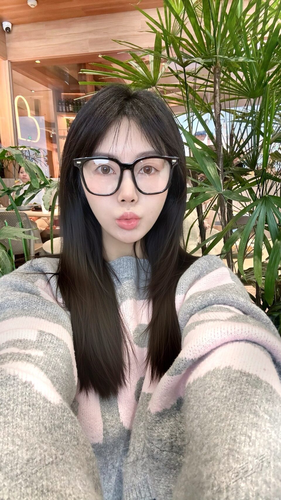 广东 深圳 27岁 163cm 86 B杯 工作 肤白貌美 身材好 高学历 体面的工作 事少 抽烟纹身:有纹身 SM:否 无套:包月可 口交:可 过夜:可 同居:否 可飞:否 价格:6 特点:肤白貌美 身材好 高学历 体面的工作 事少