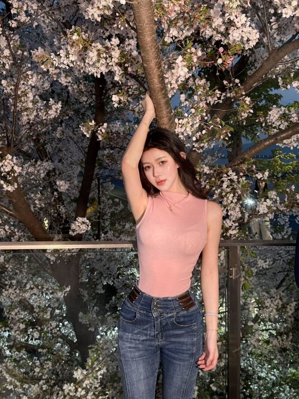 广东 深圳 20岁 165cm 92 D杯 学生 冷白皮,纯欲顶美,优越腰臀比,专八雅思7.5,会芭蕾钢琴,爱好健身滑雪擅长打球,胸大,脾气好易相处 抽烟纹身:无 SM:是 无套:否 口交:可 过夜:可 同居:可 可飞:可 价格:30 特点:冷白皮,纯欲顶美,优越腰臀比,专八雅思7.5,会芭蕾钢琴,爱好健身滑雪擅长打球,胸大,脾气好易相处