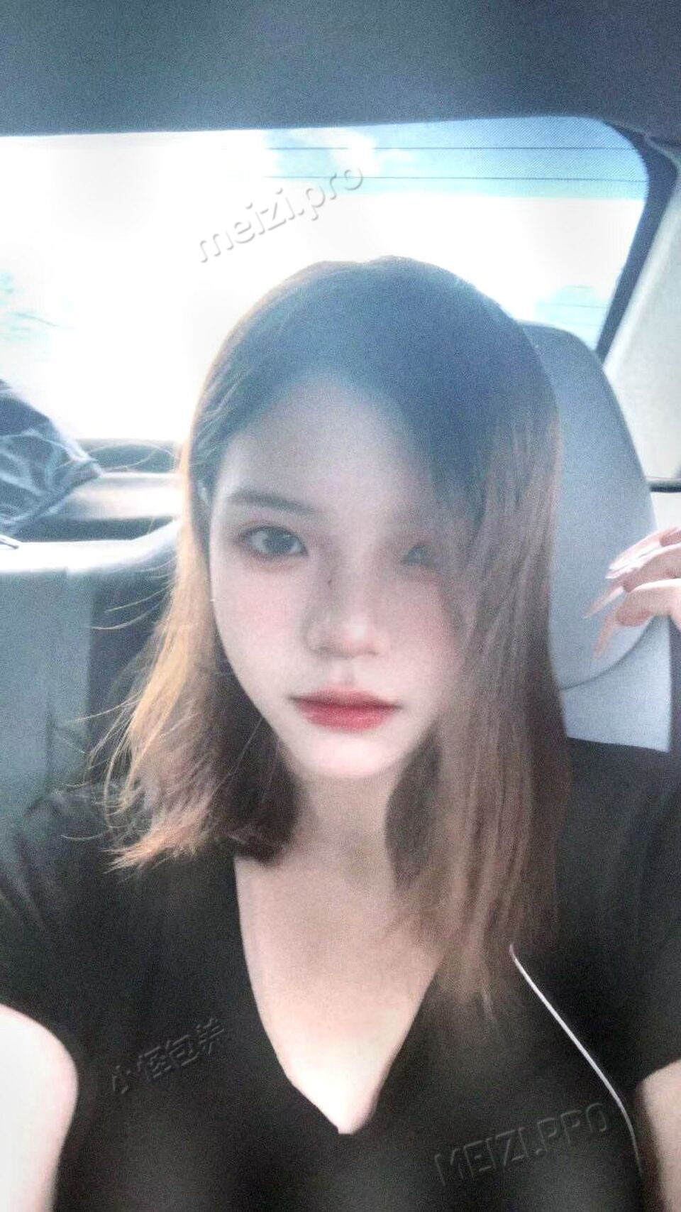 云南 昆明 25岁 170cm 116 B杯 幼师 性格活泼 抽烟纹身:无 SM:否 无套:可 口交:否 过夜:可 同居:否 可飞:可 价格:10 特点:性格活泼
