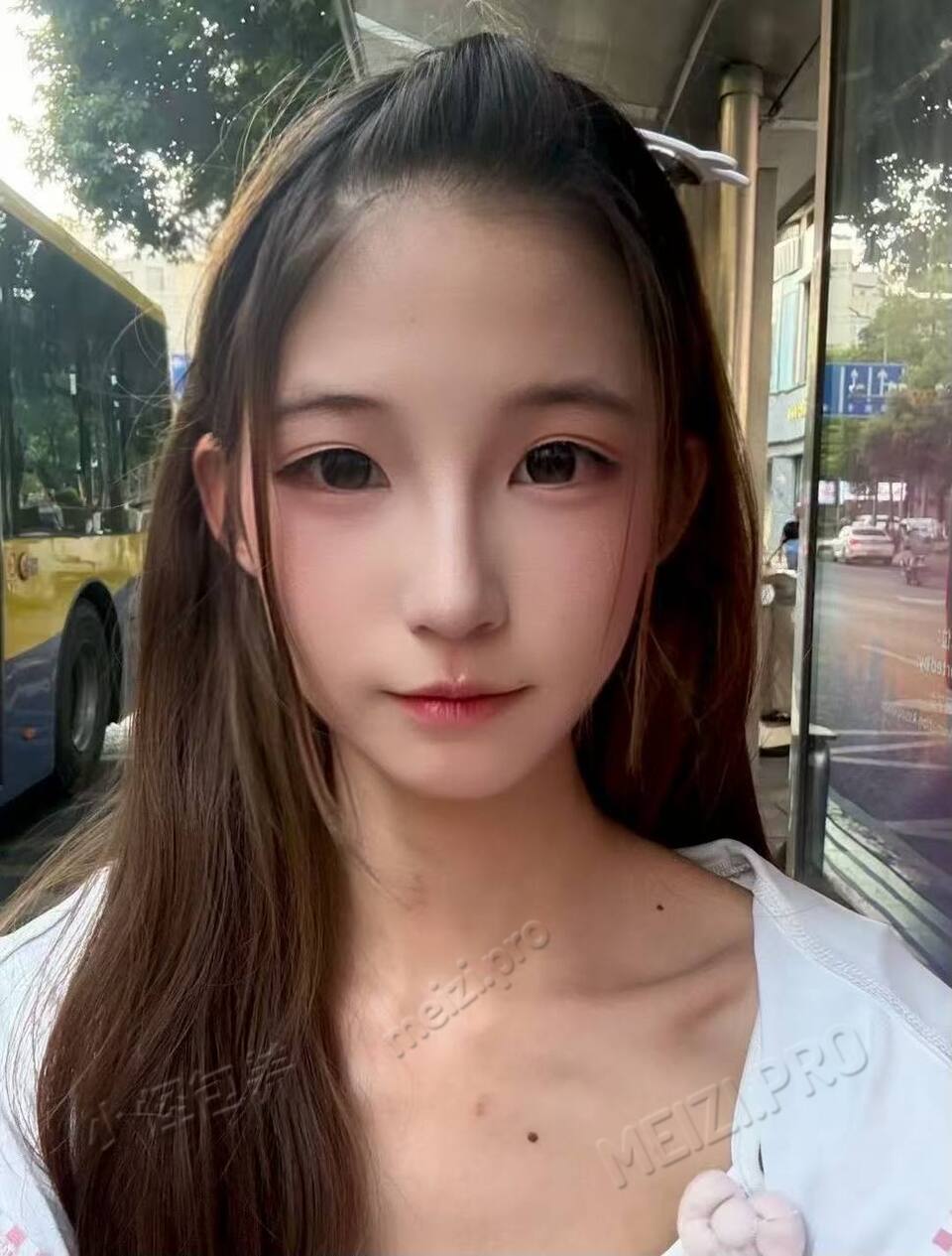 广东 深圳 19岁 168cm 43 B杯 宠物店工作 听话 事少 抽烟纹身:无 SM:否 无套:可 口交:可 过夜:可 同居:可 可飞:可 价格:10 特点:听话 事少