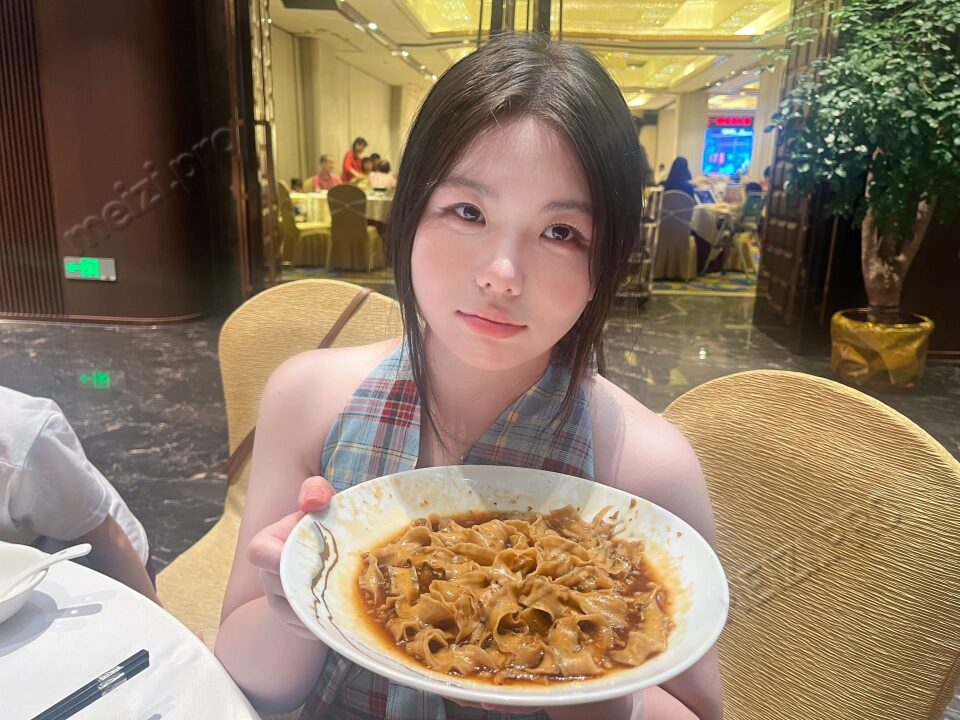 江西 南昌 20岁 163cm 110 E杯 学生 听话，乖巧 抽烟纹身:无 SM:否 无套:否 口交:否 过夜:可 同居:否 可飞:能 价格:5 特点:听话，乖巧