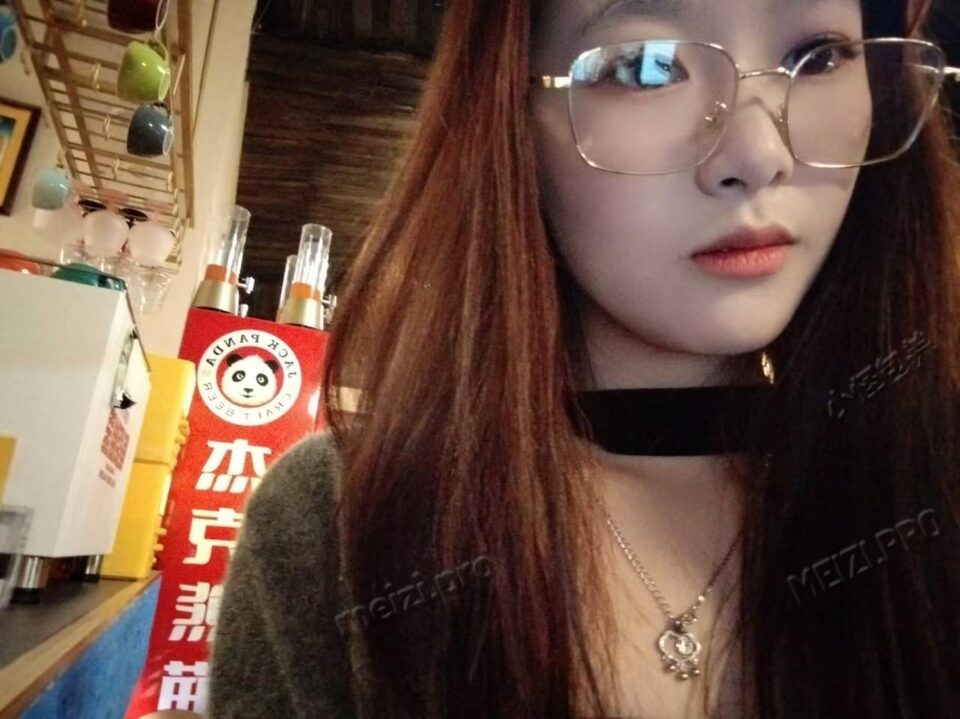 云南 香格里拉 17岁 160cm 80 B杯 主播 唱歌，钢琴。极品，验证视频太素颜粗糙，化妆后顶美。声音甜美。 抽烟纹身:抽烟没纹身 SM:否 无套:可 口交:可 过夜:可 同居:否 可飞:可 价格:3 特点:唱歌，钢琴。极品，验证视频太素颜粗糙，化妆后顶美。声音甜美。