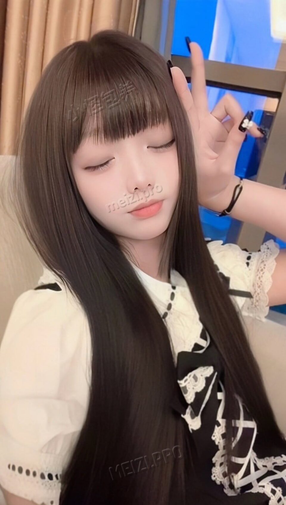 江苏 苏州 昆山 18岁 171cm 100 B杯 可爱文静乖宝宝,配合度高,有礼貌有修养,爱笑白虎一线天 抽烟纹身:无 SM:否 无套:否 口交:可 过夜:可 同居:可 可飞:可 价格:10 特点:可爱文静乖宝宝,配合度高,有礼貌有修养,爱笑白虎一线天