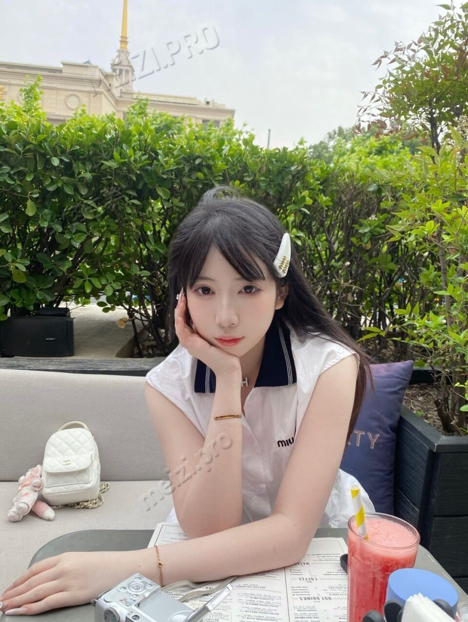 浙江 杭州 18岁 165cm 93 B杯 学生 嫩,会舞蹈,可调教,会尽量配合大哥需求 抽烟纹身:不抽烟不纹身 SM:中度 无套:否 口交:可 过夜:可 同居:可 可飞:可 港澳 价格:18 特点:嫩,会舞蹈,可调教,会尽量配合大哥需求