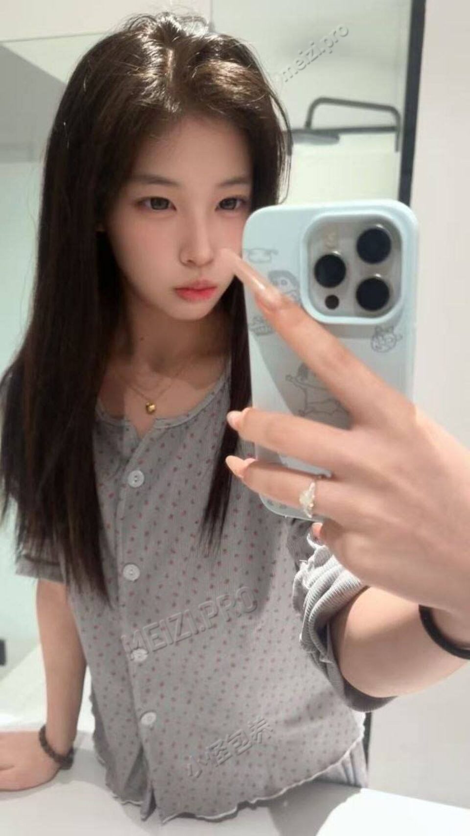 广东 东莞 18岁 160cm 85 B杯 高中生 听话懂事,清纯,圈子不乱,可以提供情绪价值 抽烟纹身:不抽烟无纹身 SM:否 无套:可 口交:可 过夜:可 同居:可 可飞:可 附近 价格:4 特点:听话懂事,清纯,圈子不乱,可以提供情绪价值