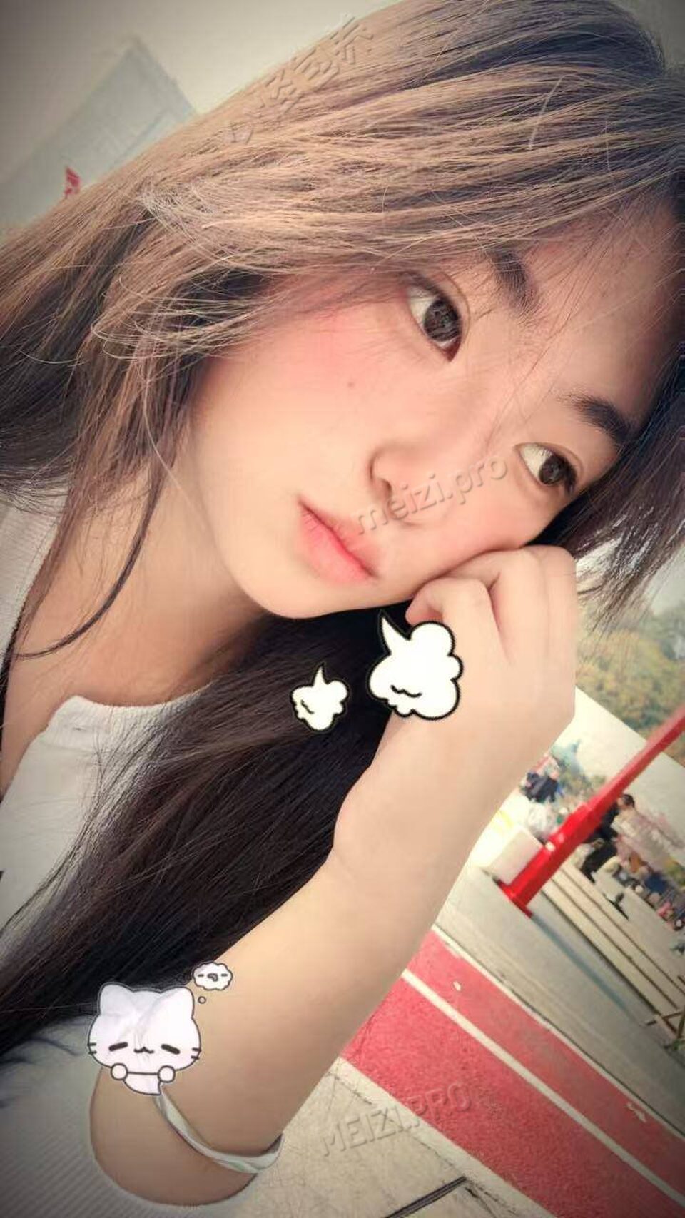 重庆 奉节 18岁 160cm 110 B杯 学生 无 抽烟纹身:无 SM:否 无套:否 口交:否 过夜:否 同居:否 可飞:不能 价格:4 特点:无