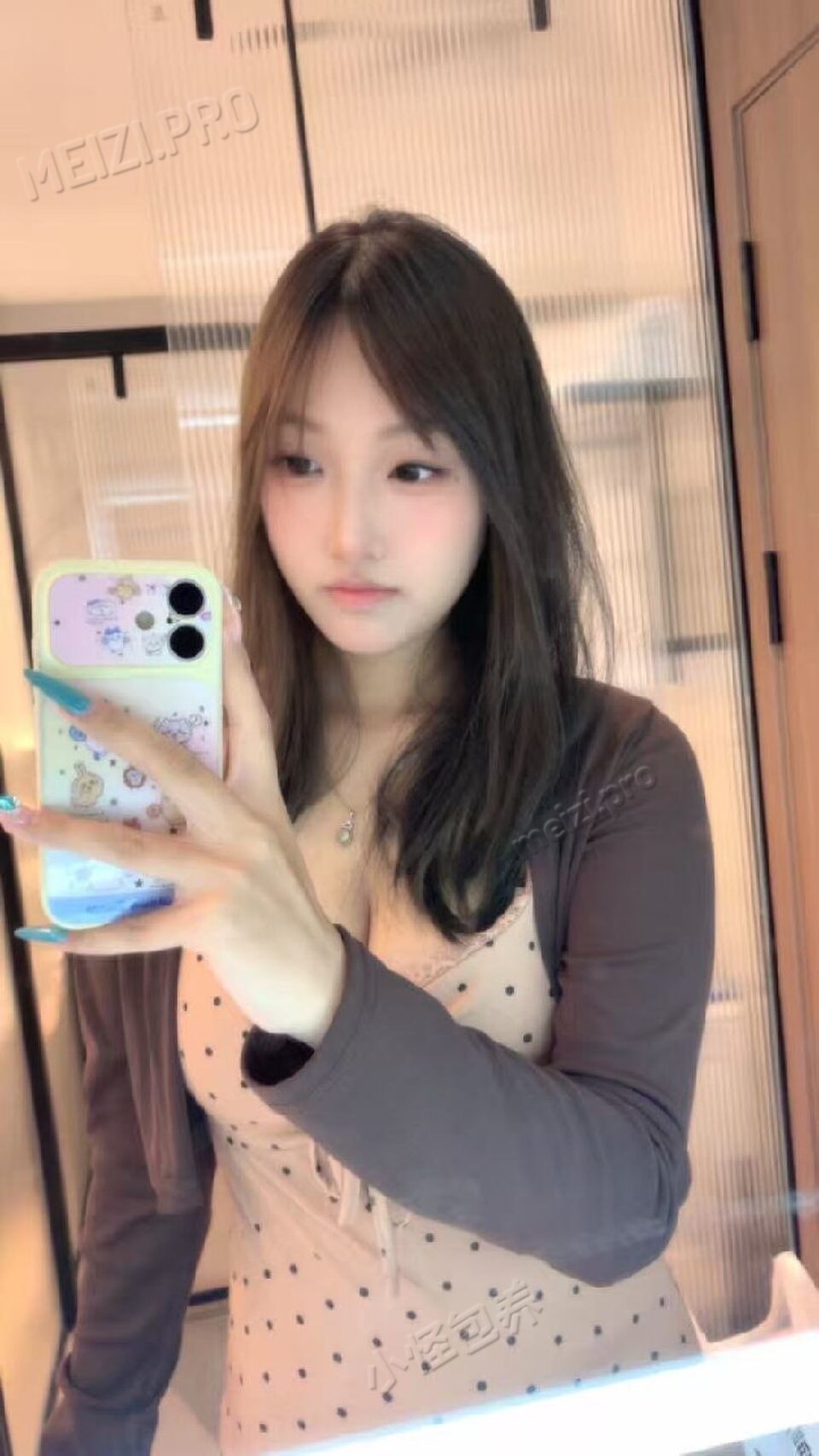 广东 广州 18岁 172cm 116 无 性格好,可以配合老板。私生活很干净。 抽烟纹身:无 SM:是 无套:否 口交:可 过夜:可 同居:可 可飞:否 价格:3.5 特点:性格好,可以配合老板。私生活很干净。