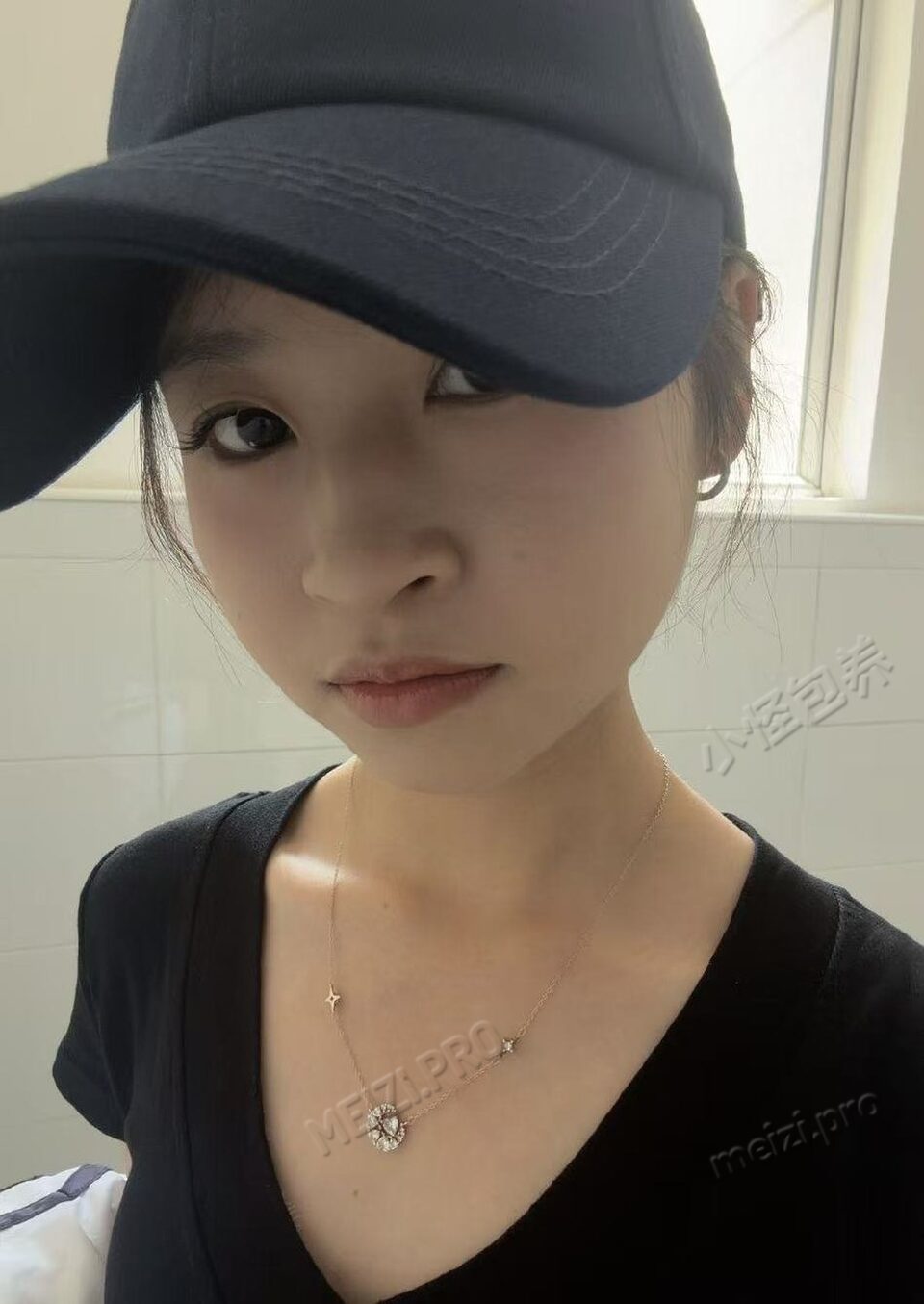 广东 汕头 21岁 160cm 84 A杯 学生 听话好商量 抽烟纹身:无 SM:是 无套:否 口交:否 过夜:可 同居:可 可飞:可 价格:4 特点:听话好商量