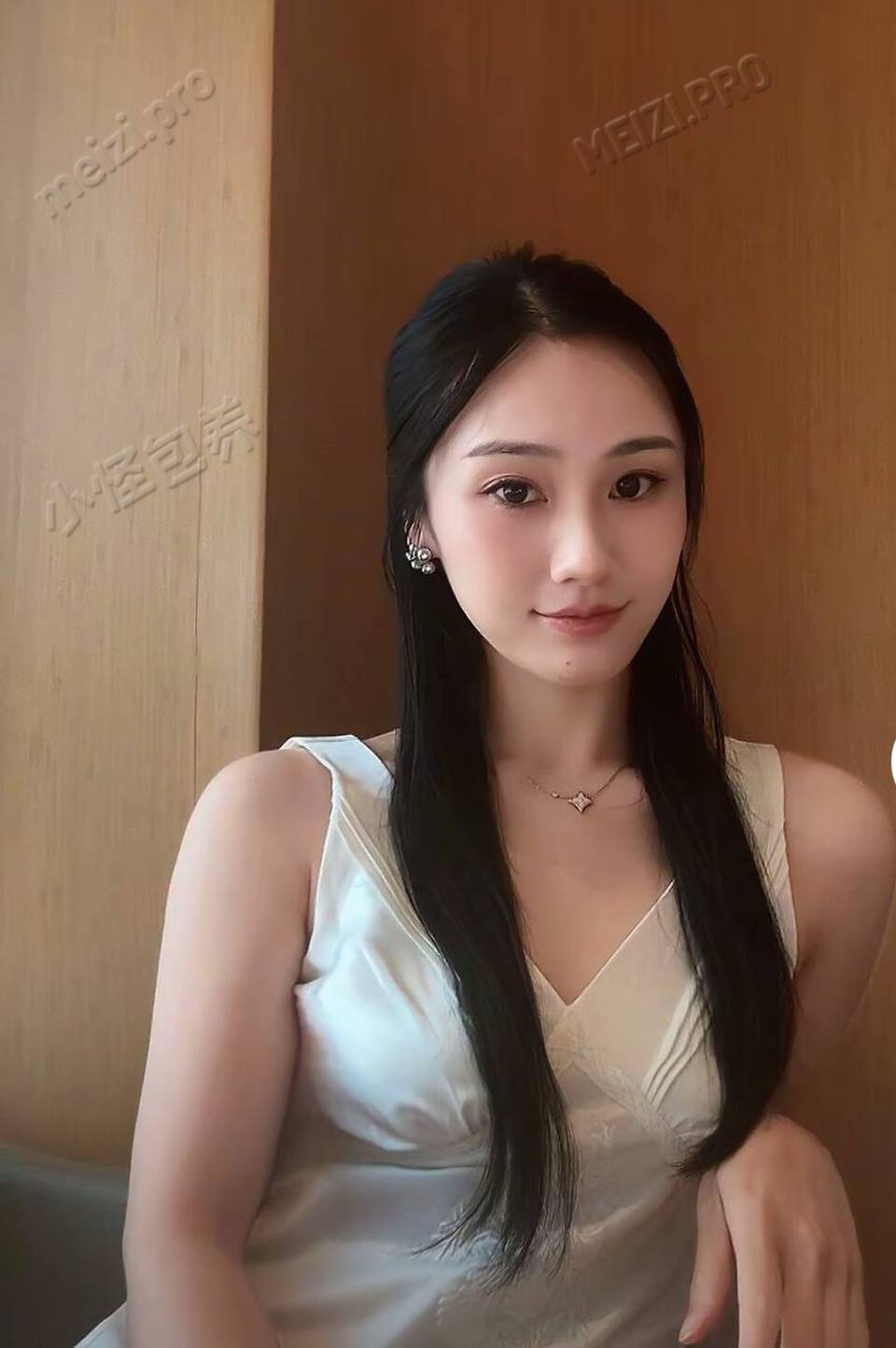 广东 茂名 28岁 158cm 96 B杯 未知 知性女人 抽烟纹身:无 SM:是 无套:否 口交:可 过夜:可 同居:否 可飞:否 价格:15 特点:知性女人