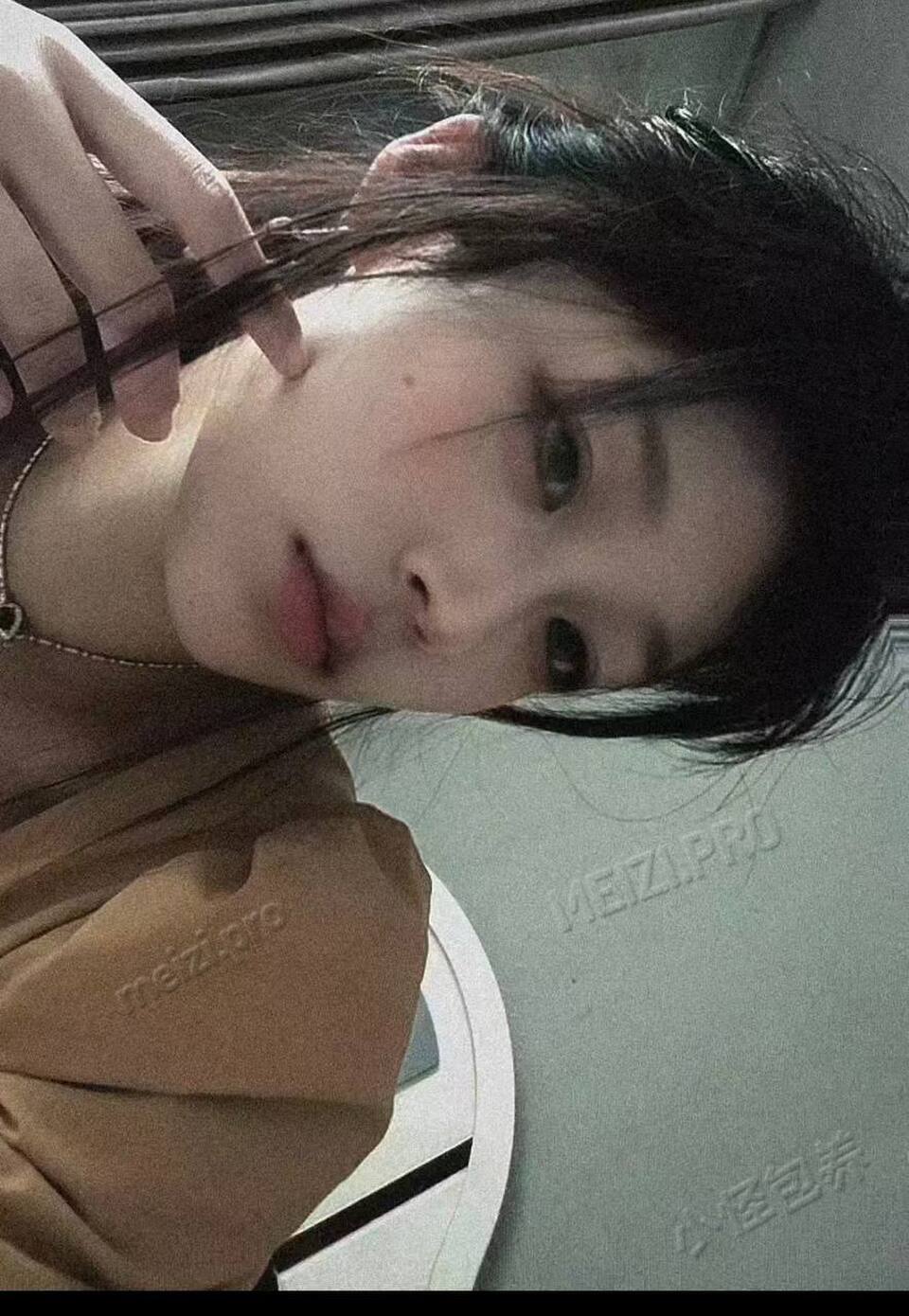 河南 郑州 20岁 179cm 120 B杯 刚毕业 性格好,情绪稳定 抽烟纹身:无 SM:否 无套:可 口交:可 过夜:可 同居:可 可飞:可 价格:4 特点:性格好,情绪稳定