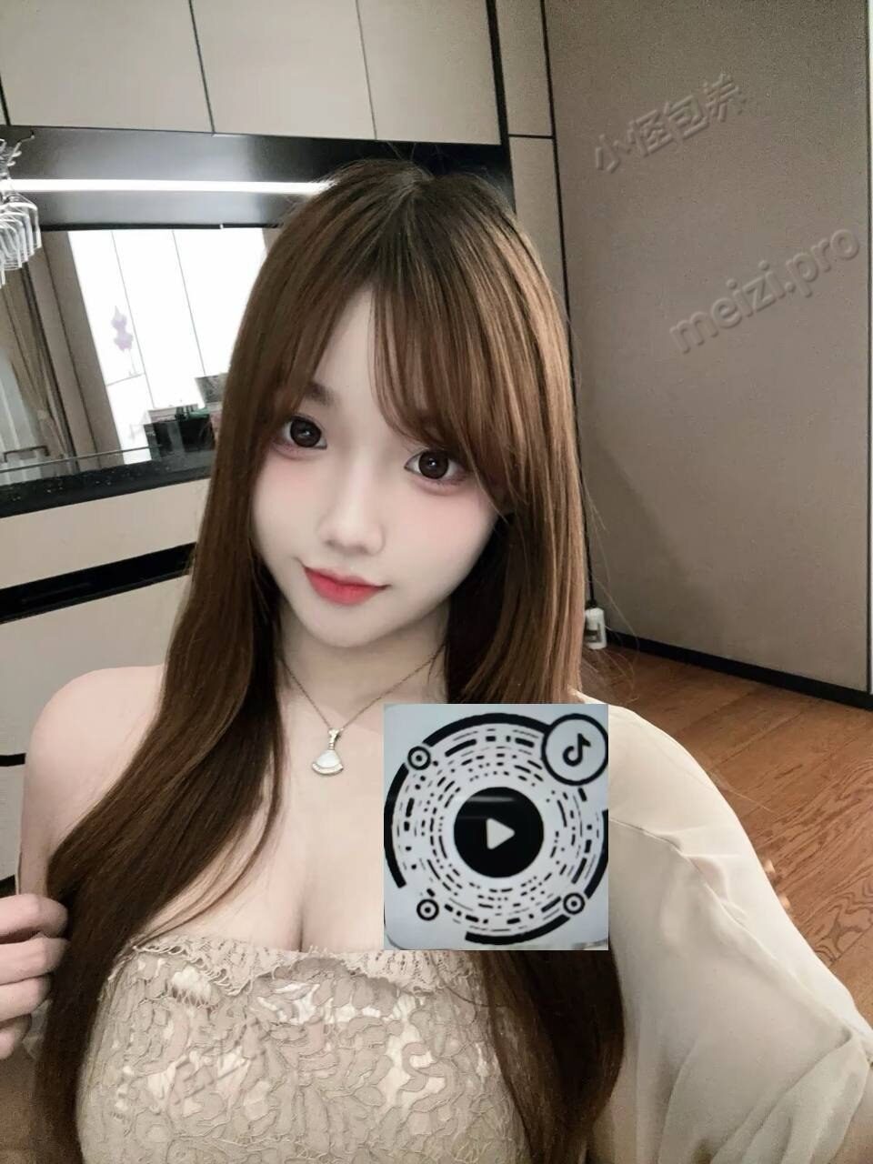 河南 郑州 21岁 165cm 90 C杯 实习 听话懂事 抽烟纹身:无 SM:否 无套:看情况 口交:可 过夜:可 同居:否 可飞:可 周边及外省 价格:15 特点:听话懂事