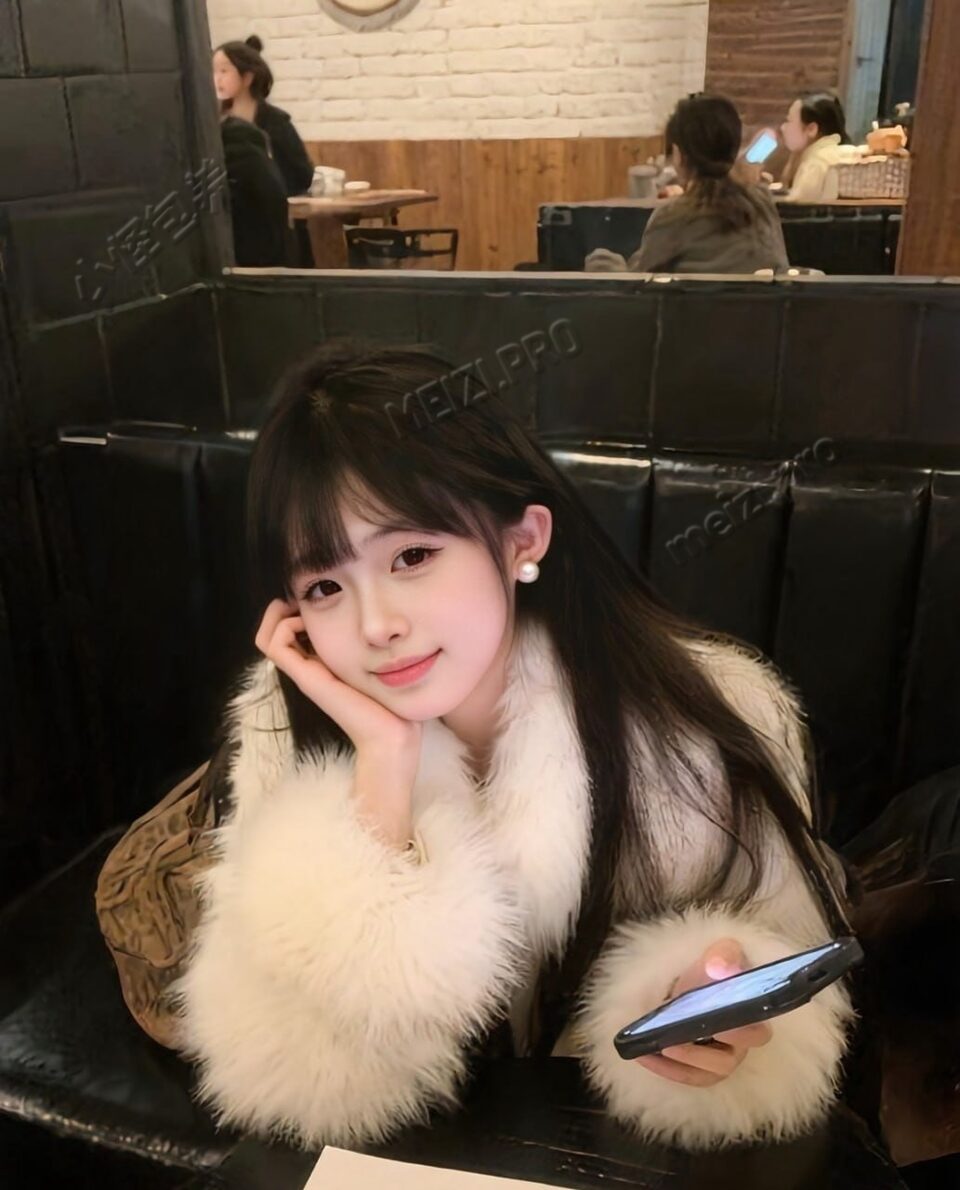 广西 南宁 19岁 165cm 100 B杯 学生 甜美可爱 俏皮灵动 抽烟纹身:无 SM:否 无套:否 口交:可 过夜:可 同居:可 可飞:可 价格:35 特点:甜美可爱 俏皮灵动