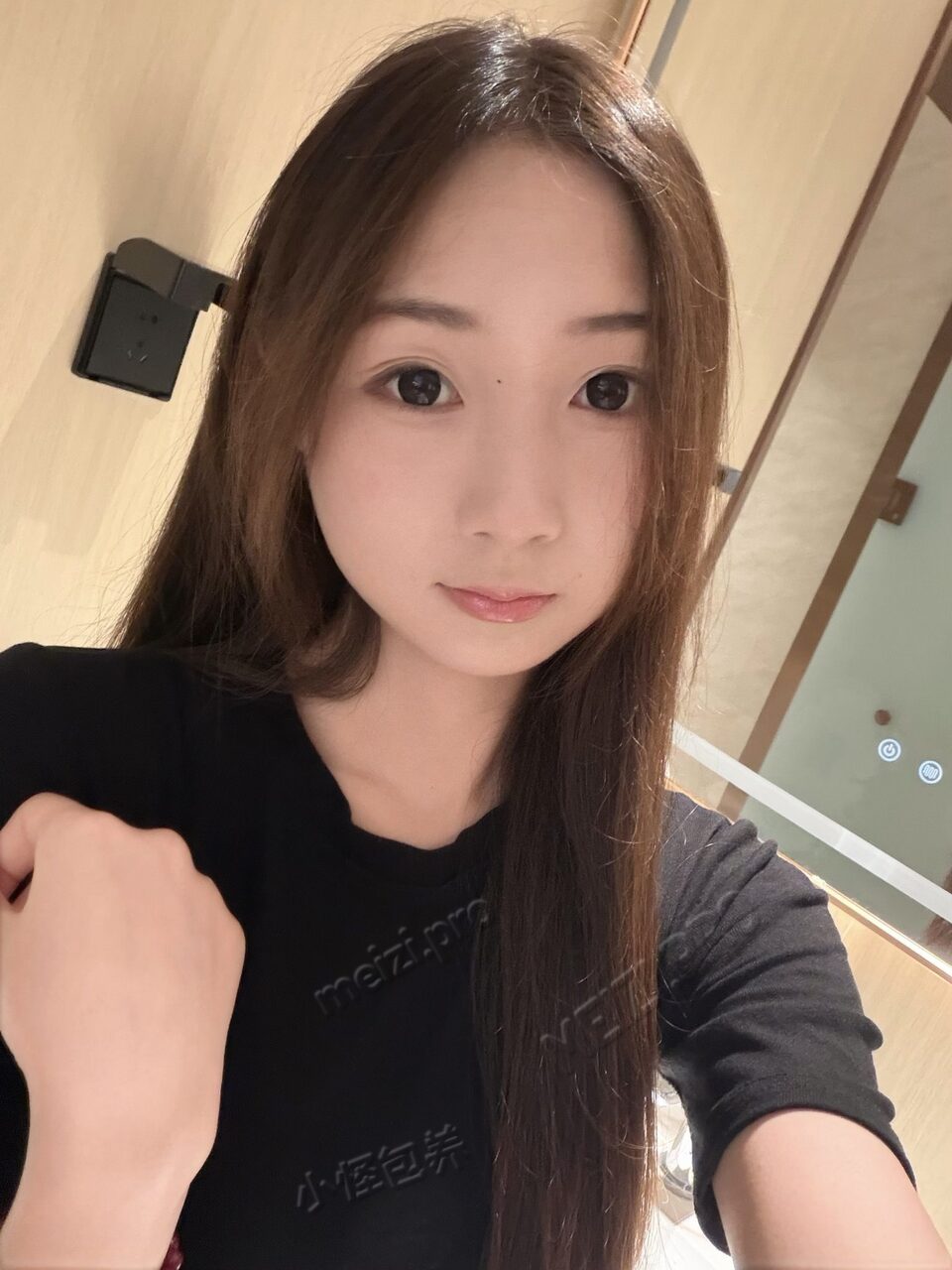 河南 郑州 18岁 161cm 81 A杯 实习 第一次找,会一点舞蹈 SM:否 无套:可 口交:可 过夜:可 同居:可 可飞:否 只能在郑州 价格:6 特点:第一次找,会一点舞蹈