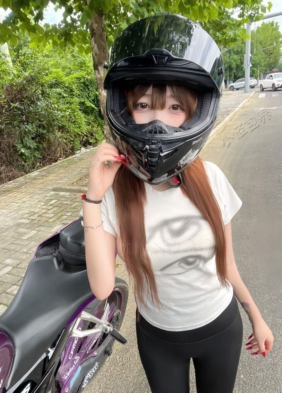 贵州 贵阳 17岁 159cm 85 C杯 刚毕业 白嫩,听话,情绪价值高 抽烟纹身:偶尔抽烟 有纹身 SM:否 无套:否 口交:可 过夜:可 同居:否 可飞:否 接贵阳 价格:5 特点:白嫩,听话,情绪价值高